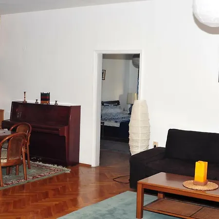 Apartment Best Location In Downtown *